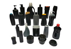 Schwarze und graue Kunststoffverpackungen, eingefärbt mit den neuen NIR-detektierbaren schwarzen Farbmitteln von Clariant, unterstützen den Sortierprozess beim Recycling.