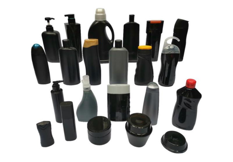 Schwarze und graue Kunststoffverpackungen, eingefärbt mit den neuen NIR-detektierbaren schwarzen Farbmitteln von Clariant, unterstützen den Sortierprozess beim Recycling.