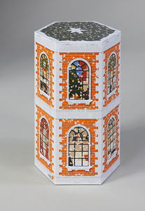 Der Kalender als Hexagon: Der sechseckige Wellpappen-Turm ist eine Adventsskulptur mit hohem Sympathiefaktor.