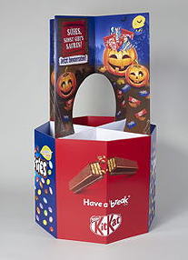 Milder Grusel für kleine Naschkatzen: Zu Halloween entstand bei Panther diese Zweitplatzierung für Smarties in Kombination mit KitKat.