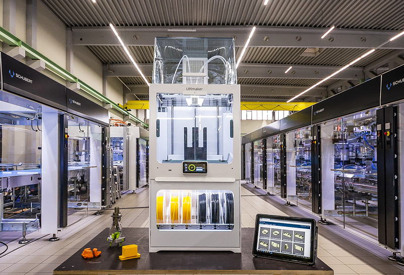 3D-Drucker von Ultimaker, der Kunden von Schubert vor Ort mit Formteilen versorgt.
