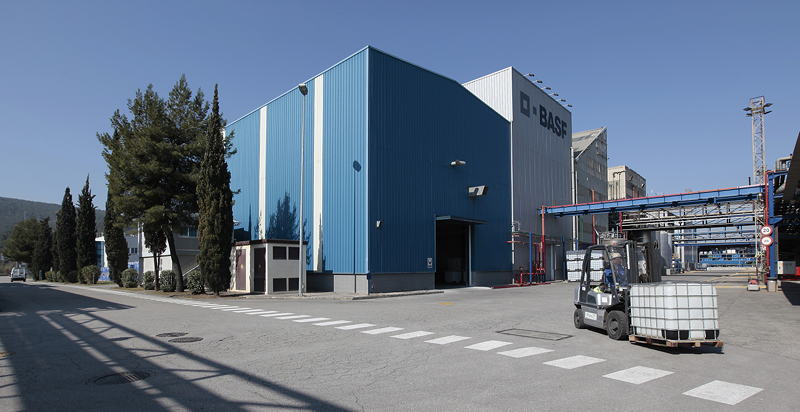 Das spanische BASF-Werk in Castellbisbal setzt auf Nachhaltigkeit: Die Produktlinie Epotal® Eco spielt bei der Entwicklung von biologisch abbaubaren Verpackungsmaterialien eine entscheidende Rolle.