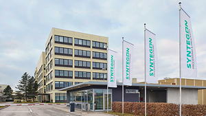Die Firmenzentrale in Waiblingen nun mit den neuen Syntegon-Flaggen.