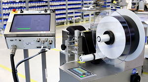Der Laser-Handarbeitsplatz LFM 100 eignet sich z.B. für variable Beschriftung und Zuschneidung von Typenschild-Etiketten.