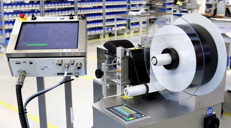 Der Laser-Handarbeitsplatz LFM 100 eignet sich z.B. für variable Beschriftung und Zuschneidung von Typenschild-Etiketten.
