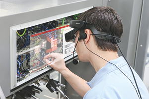 Helpline Plus Smart Headset: overlay-manuals providing the right informations on time and hands free to work.