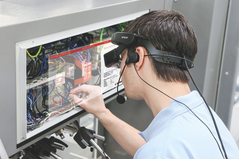 Helpline Plus Smart Headset: overlay-manuals providing the right informations on time and hands free to work.