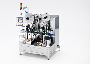 Auch für hohe Geschwindigkeiten geeignet: die Etikettiermaschine 452E – optional mit dem neuen selbstjustierenden System zur Nachführung der Etikettenposition.