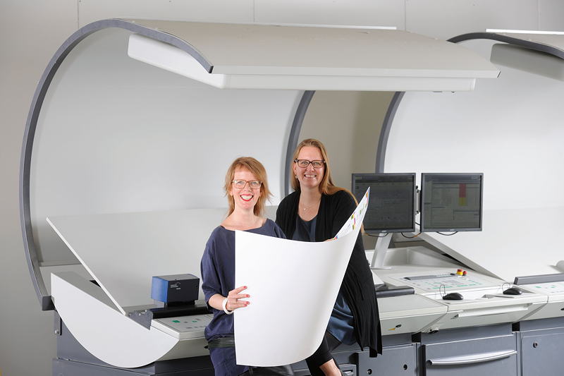 Maren und Laura Grondey (v.l.) vor moderner Firmentechnik bei Siemer Verpackung.