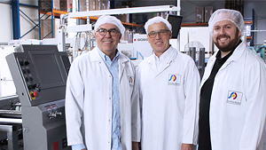 Mit der Universal-Faltschachtel-Klebemaschine EXPERTFOLD 110 A2 produziert Schäfer Druck & Verpackung praktisch alle Arten von Faltschachteln (von links): Udo Schäfer, Volker Claus (Bobst Meerbusch) und Timo Schäfer.