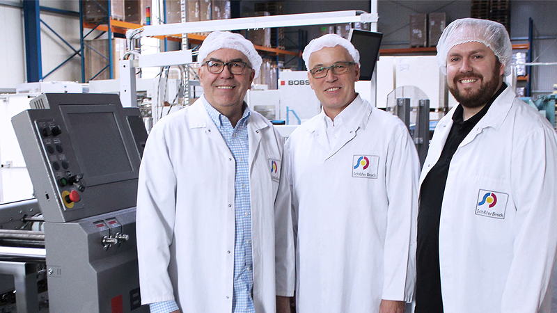 Mit der Universal-Faltschachtel-Klebemaschine EXPERTFOLD 110 A2 produziert Schäfer Druck & Verpackung praktisch alle Arten von Faltschachteln (von links): Udo Schäfer, Volker Claus (Bobst Meerbusch) und Timo Schäfer.