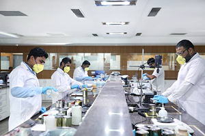 In den huber group-Werken in Indien werden  vorrangig PU-Harze, UV-Oligomere, verschiedenste Polyester, Farbpigmente und Pigmentpräparate, sowie Additive zur Optimierung von Farben und Lacken gefertigt.