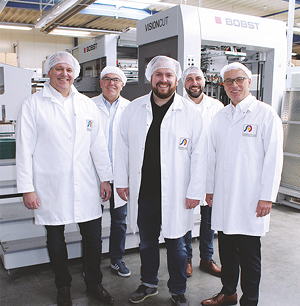 Stellen gemeinsam sicher, dass die Produktion bei Schäfer Druck & Verpackung rund um die Uhr reibungslos läuft (von links): Michael Kleefisch (Service Bobst Meerbusch), Udo Schäfer, Timo Schäfer, Mike Stein (Service Bobst Meerbusch) und Volker Claus (Vertrieb Bobst Meerbusch).