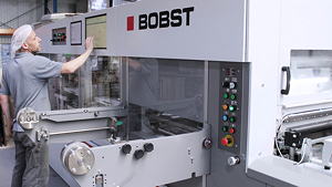 Die Maschinenführer freuen sich über den hohen Bedienkomfort der VISIONCUT 106 LER, der VISIONFOIL 104 und der EXPERTFOLD 110 A2.