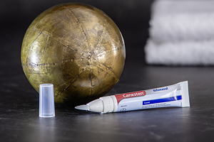 Mit dem weichen Spatel-Applikator kann die Anwendung ganz ohne Fingerkontakt erfolgen und wird dadurch einfacher, schonender und hygienischer.