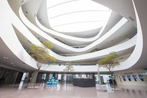 Borealis Atrium im Innovation Headquarter (IHQ) in Linz, Österreich.