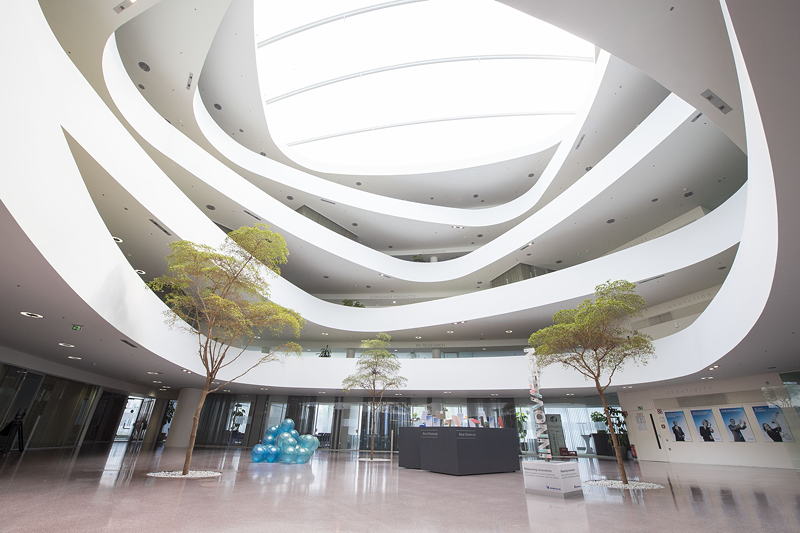 Borealis Atrium im Innovation Headquarter (IHQ) in Linz, Österreich.