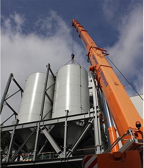 Die beiden neu installierten Silos für PCR-Glasscherben bei Gerresheimer in Tettau (Deutschland) haben ein beachtliches Fassungsvermögen.