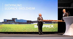 Architekt Stefan Redle übergibt den symbolischen Schlüssel in Form eines Laugengebäcks an Johannes Remmele.