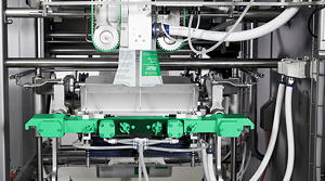 Ein Nachhaltigkeitsgewinn für Hersteller tiefgekühlter Lebensmittel: die neue PHS 2.0 Siegeltechnologie von Syntegon – in Kombination mit der 20 mµ starken BOPE Folie von SABIC – ermöglicht erhebliche Materialeinsparungen und gesteigerte Ausbringungsraten.