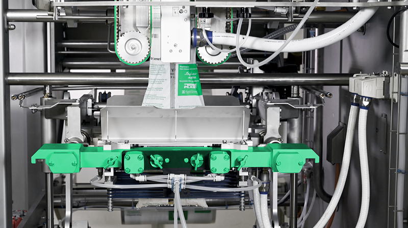 Ein Nachhaltigkeitsgewinn für Hersteller tiefgekühlter Lebensmittel: die neue PHS 2.0 Siegeltechnologie von Syntegon – in Kombination mit der 20 mµ starken BOPE Folie von SABIC – ermöglicht erhebliche Materialeinsparungen und gesteigerte Ausbringungsraten.