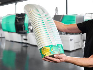 „Smarte“ Spritzgießmaschinen von Arburg sind in der Lage, Rezyklate schwankender Qualitäten zu verarbeiten. So produzierte ein Allrounder 820 H in Packaging-Ausführung IML-Becher mit digitalen Wasserzeichen.