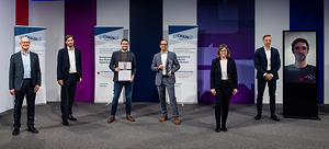 Schubert Additive Solutions erhält den Smart Solution Award 2020, der von Marcus Schindler (3.v.l.) und Jörg Brenner (4.v.l.), beide Geschäftsführer der Schubert Additive Solutions GmbH, entgegengenommen wird. Es gratulieren Jurymitglied Dr. Petra Seebauer (Geschäftsführerin der EUROEXPO Messe- und Kongress-GmbH und Mitherausgeberin des Fachmagazins LOGISTIK HEUTE; 3.v.r.), Jurymitglied Harald Geimer(Partner bei PwC Management Consultants; l), Jurymitglied Dr. Patric Spethmann,(Keynote-Speaker und Vorstand/COO für IT und Logistik, Marc O‘Polo AG; 2.v.r.), Laudator Jan Axt (Vice President Automotive SCM Strategy & Innovation, Continental AG, Supply Chain Management Award-Preisträger 2019; 2.v.l.) und Laudator Tobias Buxhoidt (Gründer & CEO, parcelLab GmbH, Smart Solution Award-Preisträger 2019; r.)