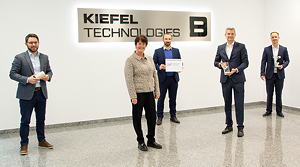 Übergabe des ABB European Value Provider Awards an Kiefel. Von links nach rechts: Richard Hagenauer (Produktmanager Fiber Thermoforming bei Kiefel), Gabi Guter-Johansen (Local Business Line Manager General Industry bei ABB), Sebastian Spanfelner (Senior Sales Manager bei ABB), Peter Eisl (CFO bei Kiefel), Martin Plössl (Strategischer Einkäufer bei Kiefel)