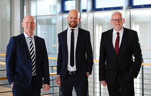 Dr. Guido Spachtholz (Bildmitte) löst bei HERMA am 1. März 2021 Dr. Thomas Baumgärtner (rechts im Bild) als Geschäftsführer und Leiter des Geschäftsbereichs Haftmaterial ab; und übernimmt, so der Vorsitzende der Geschäftsführung Sven Schneller (links im Bild), einen bestens aufgestellten, hocheffizienten Bereich beim kontinuierlich wachsenden Spezialisten für Selbstklebetechnik.