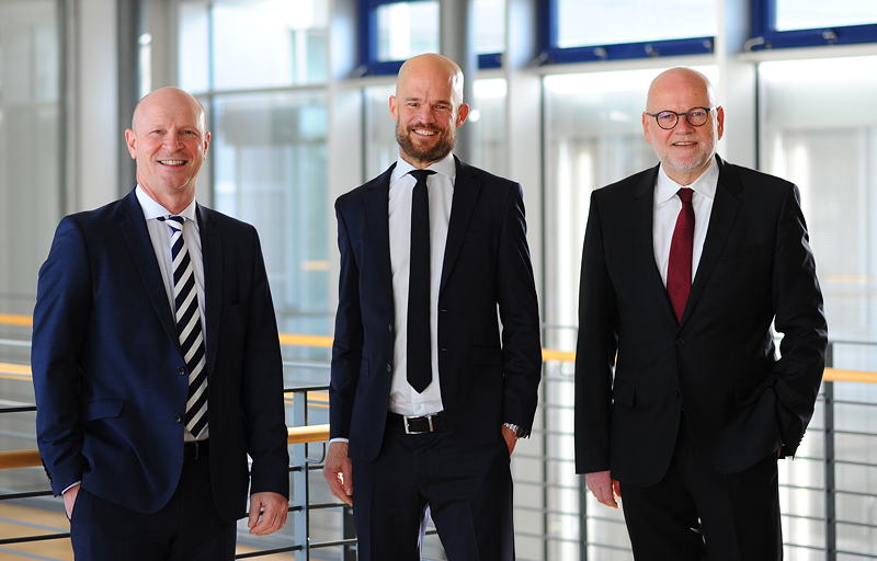 Dr. Guido Spachtholz (Bildmitte) löst bei HERMA am 1. März 2021 Dr. Thomas Baumgärtner (rechts im Bild) als Geschäftsführer und Leiter des Geschäftsbereichs Haftmaterial ab; und übernimmt, so der Vorsitzende der Geschäftsführung Sven Schneller (links im Bild), einen bestens aufgestellten, hocheffizienten Bereich beim kontinuierlich wachsenden Spezialisten für Selbstklebetechnik.