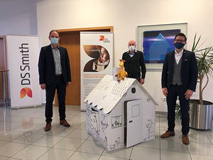 Die von DS Smith gesponserten Wellpapp-Spielhäuser sollen Kindern in der Vorweihnachtszeit Freude bereiten. Die Übergabe der Häuser erfolgte nun durch Michael Lamprecht, Cluster Director South bei DS Smith Packaging Deutschland/Schweiz, und Peter Scharfenecker, Site Manager Werk Nördlingen bei DS Smith, an den Nördlinger Oberbürgermeister David Wittner.