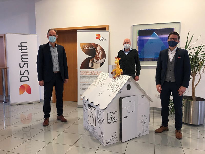 Die von DS Smith gesponserten Wellpapp-Spielhäuser sollen Kindern in der Vorweihnachtszeit Freude bereiten. Die Übergabe der Häuser erfolgte nun durch Michael Lamprecht, Cluster Director South bei DS Smith Packaging Deutschland/Schweiz, und Peter Scharfenecker, Site Manager Werk Nördlingen bei DS Smith, an den Nördlinger Oberbürgermeister David Wittner.