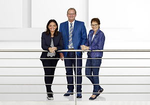 Mit der Übernahme der AMK Arnold Müller GmbH & Co. KG haben die Arburg-Gesellschafter Juliane Hehl, Michael Hehl und Renate Keinath (v. l.) in die Zukunft der elektrischen Spritzgießmaschinen investiert.