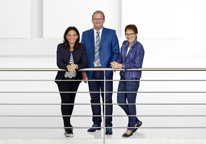 Mit der Übernahme der AMK Arnold Müller GmbH & Co. KG haben die Arburg-Gesellschafter Juliane Hehl, Michael Hehl und Renate Keinath (v. l.) in die Zukunft der elektrischen Spritzgießmaschinen investiert.