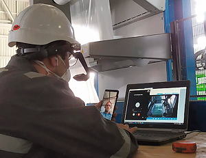 Vor Ort: BEUMER Smart Glasses, Smartphone und Laptop schaffen eine audio-visuelle Verbindung zur BEUMER Group.