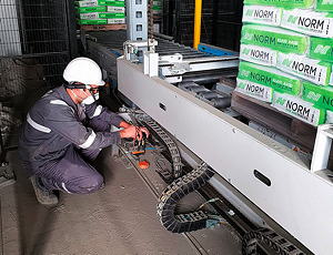 20 Prozent der Elektro-Installation führte der Kunde selber durch – der BEUMER Support überprüfte und dirigierte aus der Ferne mithilfe der BEUMER Smart Glasses.