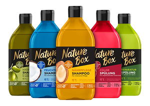 Die Flaschen der Haar- und Körperpflegemarke Nature Box bestehen zu 98 Prozent aus Social Plastic®