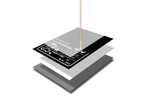 Die berührungslose Laser-Beschriftung findet im Inneren des Materialverbundes unter einem transparenten Schutzfilm statt. Der Beschriftungsprozess ist dadurch emissionsfrei und die Typenschilder besonders kratzfest und widerstandsfähig.
