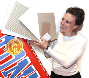 Julia Wienk, Sourcer bei Tony‘s Chocolonely, zeigt sich mit den gewählten Materialien zufrieden.