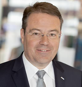 „Es ist aktuell ein guter Zeitpunkt für Abfüller, die bisher von einer Neugestaltung ihrer Behälter abgesehen haben, in die Zukunft zu investieren und die Pflichtvorgaben durch die EU-Richtlinie als Chance zu nutzen“, sagt Armin Wille, Leiter Servicevertrieb bei KHS.