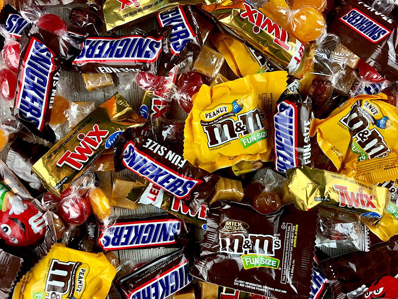 Typical applications of Tosaf’s pearlized Masterbatches include packaging films for chocolate bars or lentils.