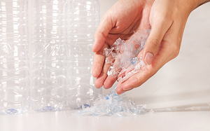 Mit dem neuen HERMA Wash-off Haftkleber 52W verschwindet der Klebstoff nicht nur von der PET-Flasche, sondern auch vom Etikett; das trägt dazu bei, ein besonders sauberes PET-Granulat zurückzugewinnen.