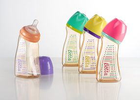Leicht, transparent und sterilisationsfest sind die Babyflaschen des japanischen Herstellers Zoom T.