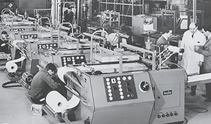 ILLIG entwickelt 1963 die ersten Druckluft-Schnellformautomaten für den Form-/Stanzbetrieb des Typs RDM 37/6 und startet damit die erfolgreiche RDM-Baureihe.