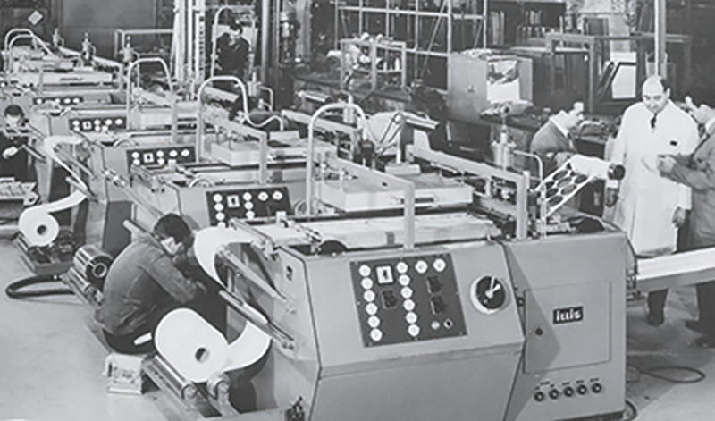 ILLIG entwickelt 1963 die ersten Druckluft-Schnellformautomaten für den Form-/Stanzbetrieb des Typs RDM 37/6 und startet damit die erfolgreiche RDM-Baureihe.