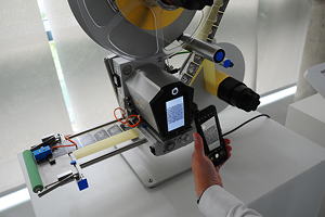 Schnelle Ferndiagnose des Etikettierers ohne Fernzugriff: Dazu stellt der HERMA 500 auf Knopfdruck alle Einstellungen in einem verschlüsselten QR-Code bereit, die mit einem Smartphone oder Tablet direkt in das HERMA Service Portal übertragen werden.