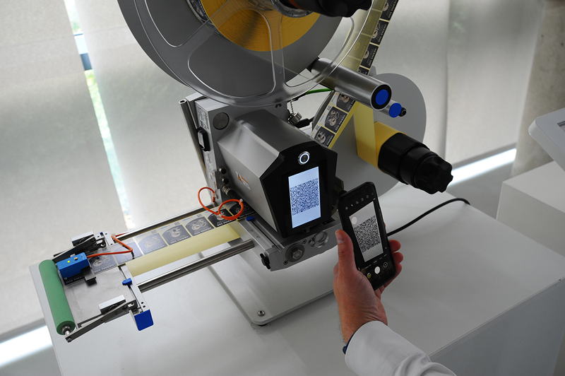 Schnelle Ferndiagnose des Etikettierers ohne Fernzugriff: Dazu stellt der HERMA 500 auf Knopfdruck alle Einstellungen in einem verschlüsselten QR-Code bereit, die mit einem Smartphone oder Tablet direkt in das HERMA Service Portal übertragen werden.