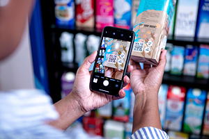 Das Konzept des Connected Package (vernetzte Verpackung) von Tetra Pak ermöglicht es Lebensmittel- und Getränkeherstellern, ihre Verpackungen als Datenträger zu gestalten, die bessere Rückverfolgbarkeit bieten und allen Stakeholdern in der gesamten Wertschöpfungskette Mehrwert liefern.