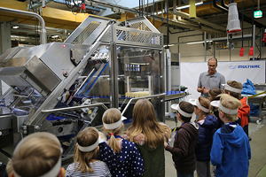 Trainings- und Anwendungstechniker zeigen den Kindern, wie die Technik des Verpackens funktioniert, welchen Nutzen sie hat und vermitteln den  verantwortungsvollen Umgang mit den eingesetzten Resourcen.