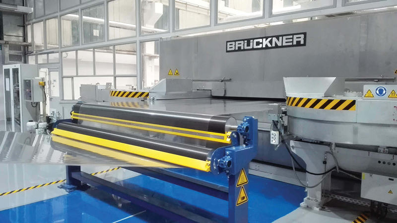 Zur Herstellung flexibler BOPET-Verpackungsfolien hat Brückner bei Coperion mehr als 50 Doppelschneckenextruder geordert.